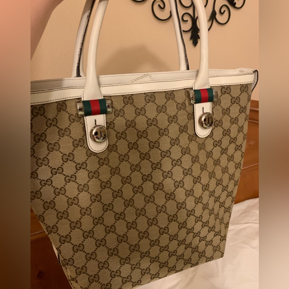 Authentic gorgeous like new fashionable Gucci purse with compartments. Must have